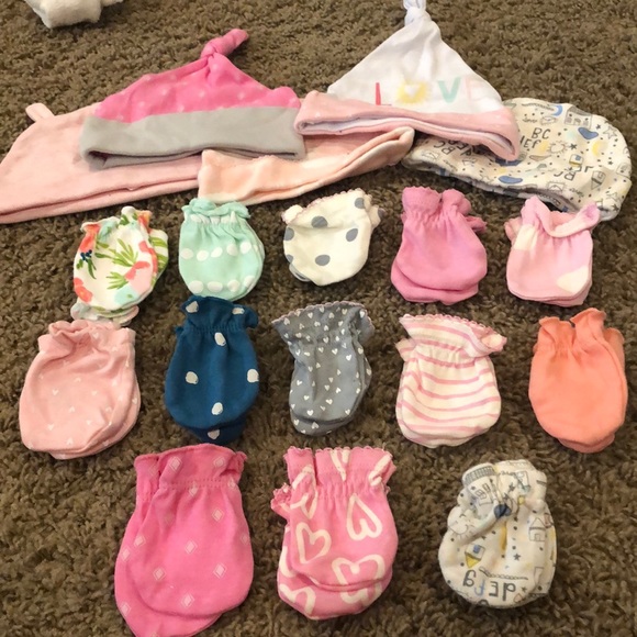 Other - 💥SOLD💥Baby mittens and hats 💥SOLD!💥